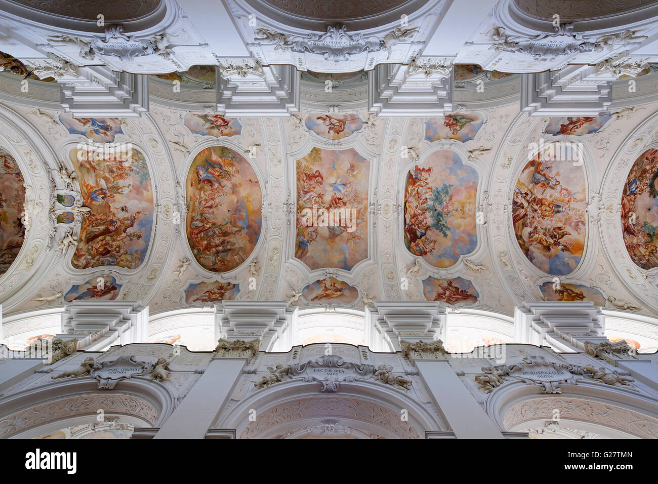 Il soffitto a volta con affreschi a soffitto nella chiesa abbaziale di San Maurizio, Convento Niederalteich, Bassa Baviera, Baviera Foto Stock