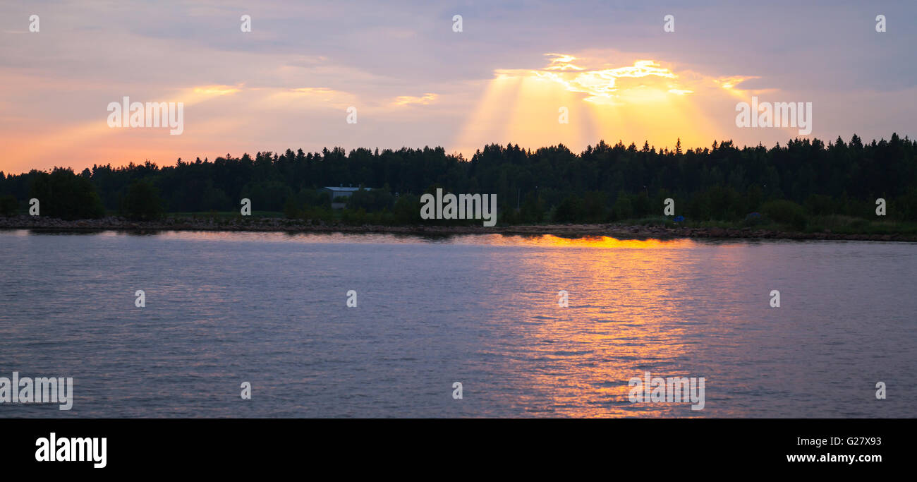 Tramonto sul Mar Baltico, raggi solari attraversa nuvole temporalesche. Il golfo di Finlandia Foto Stock