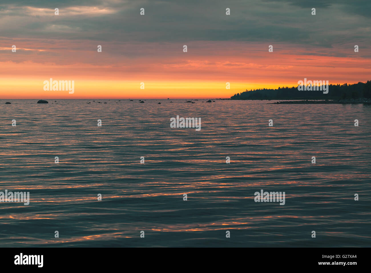 Colorato tramonto sul Mar Baltico. Il golfo di Finlandia. Foto di sfondo con correzione delle tonalità foto effetto filtro Foto Stock