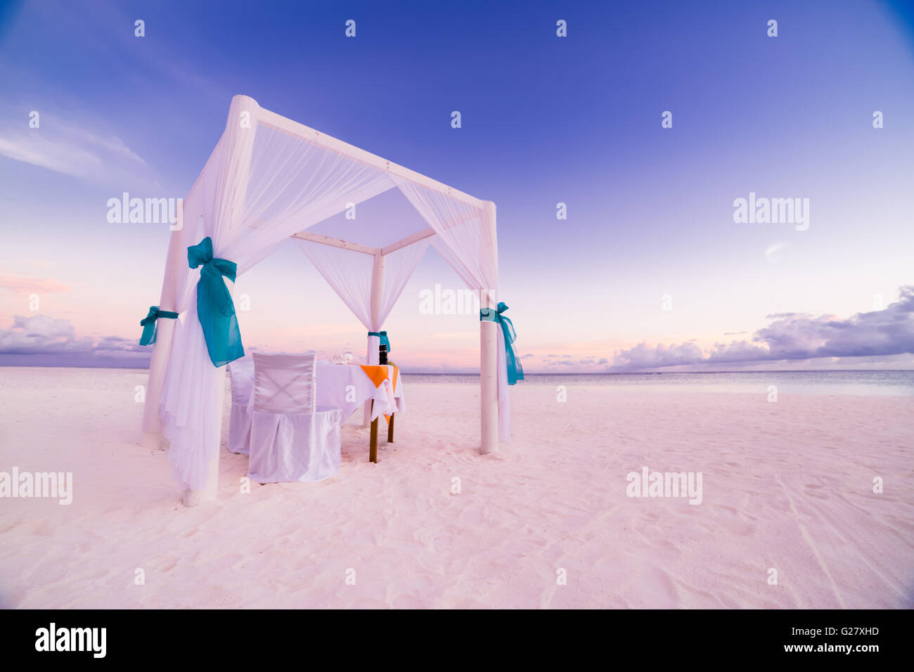 Romantica cena sulla spiaggia di set-up per la luna di miele. Spiaggia di concetto di sfondo. Foto Stock