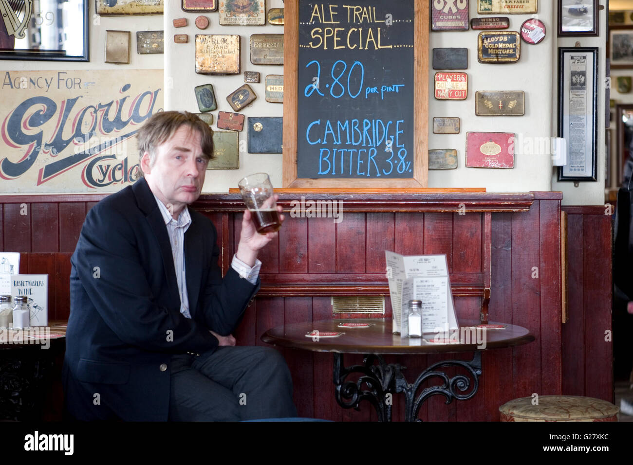 Pub interno con pensieroso il cliente, i bracci Basketmakers, Gloucester Road, Brighton East Sussex, Inghilterra Foto Stock