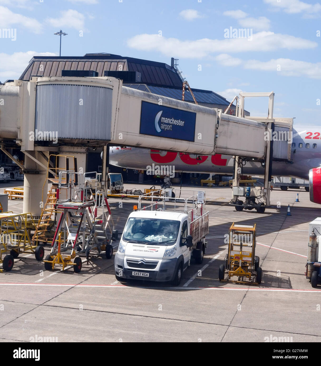 Un ponte a getto o passeggero ponte di imbarco presso l'aeroporto di Manchester Inghilterra England Regno Unito Foto Stock