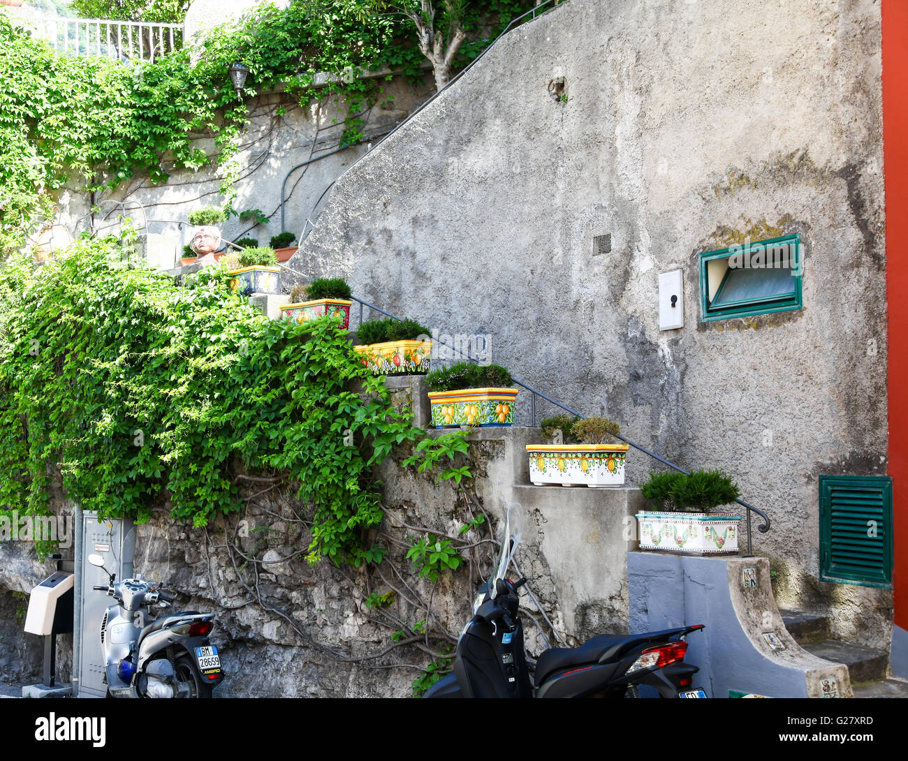 Le piantatrici di ceramica con design di limone su di loro da alcune fasi Positano Costiera Amalfitana Campania Italia Europa Foto Stock