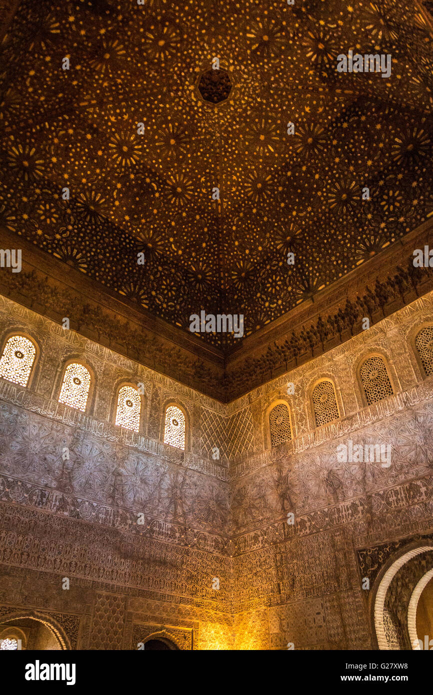 Soffitto del palazzo dell'Alhambra di Granada Spagna Foto Stock