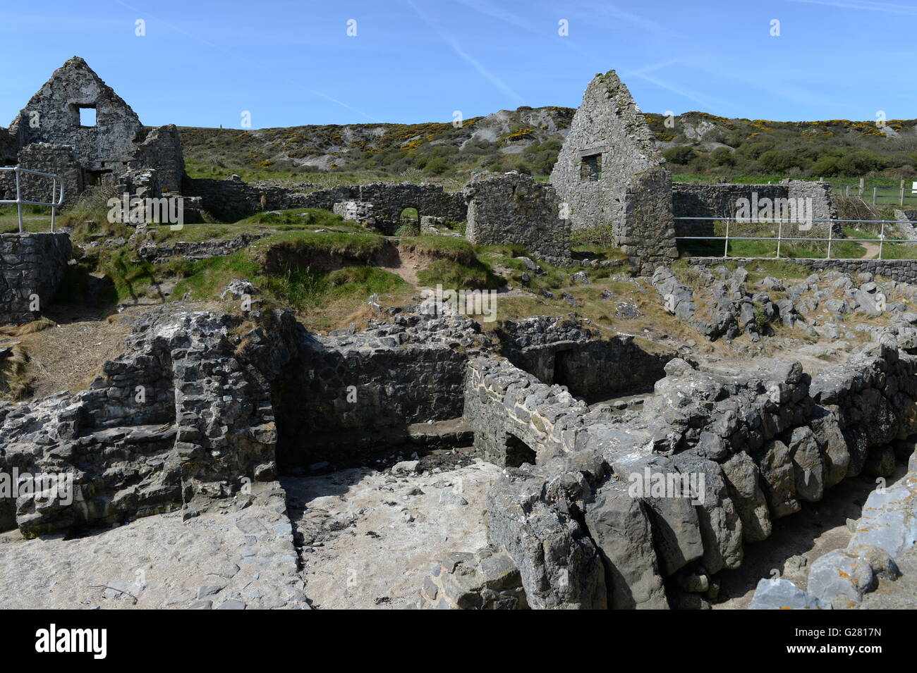 Le antiche mura e gli edifici del Sale Casa rivelano le vecchie industrie di Gower, Galles Foto Stock