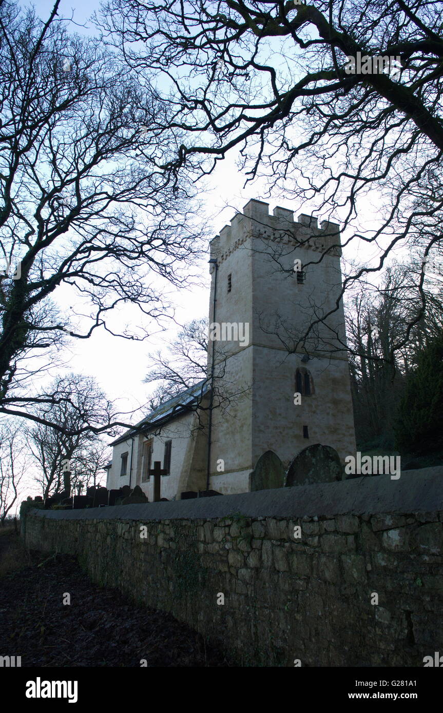 La piccola chiesa gallese di St Illtyd si accoccola nei boschi a Oxwich Foto Stock