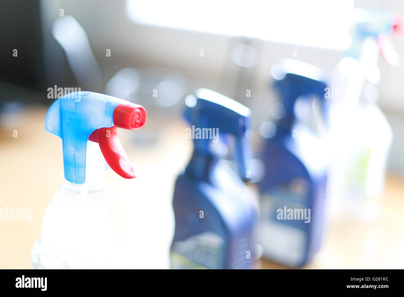 La bottiglia spray di disinfettante detergenti. Foto Stock