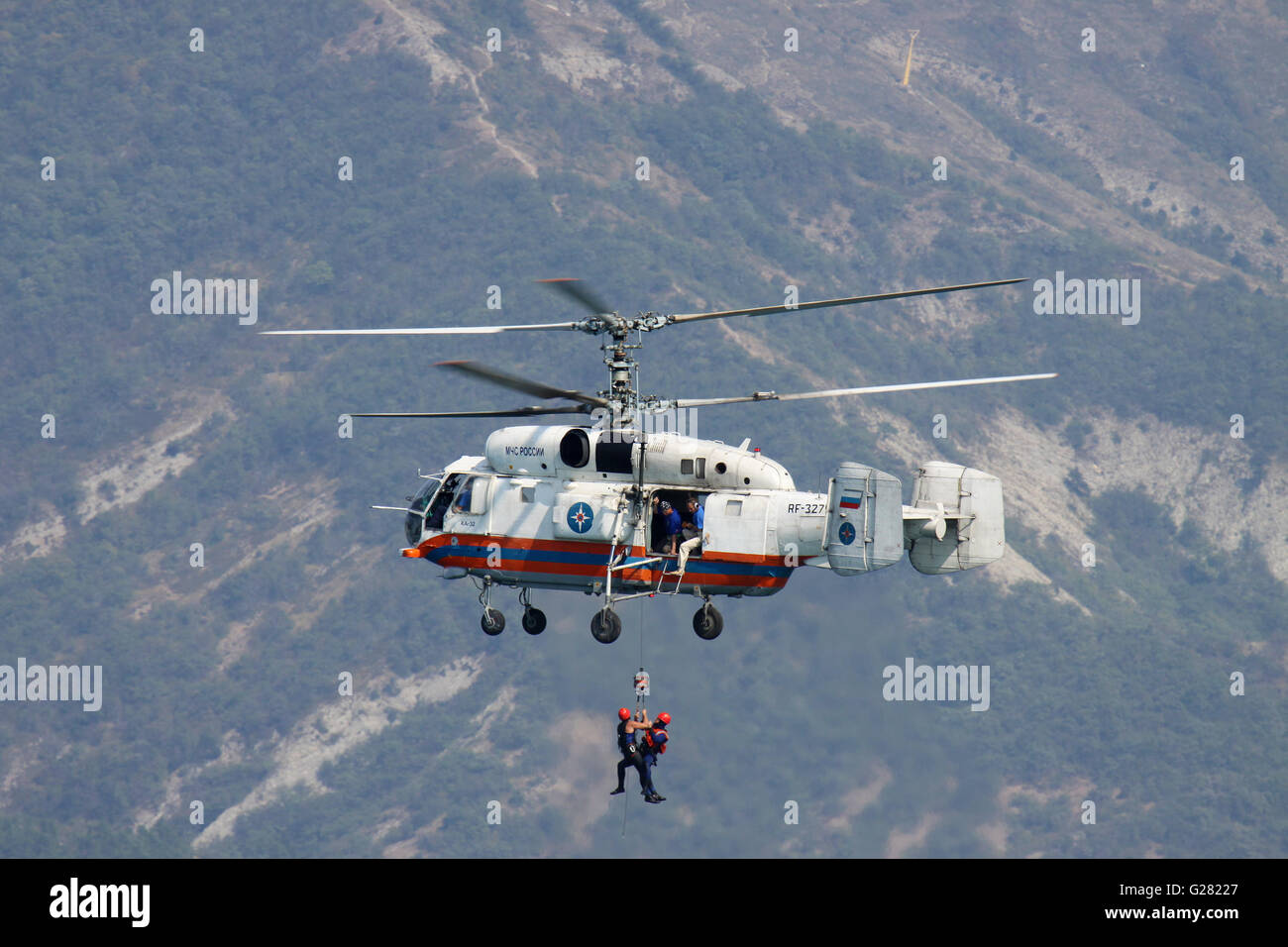 Gelendzhik, Russia - 9 Settembre 2010: Kamov Ka-32 Salvataggio in elicottero in volo durante l'operazione di formazione sul mare Foto Stock