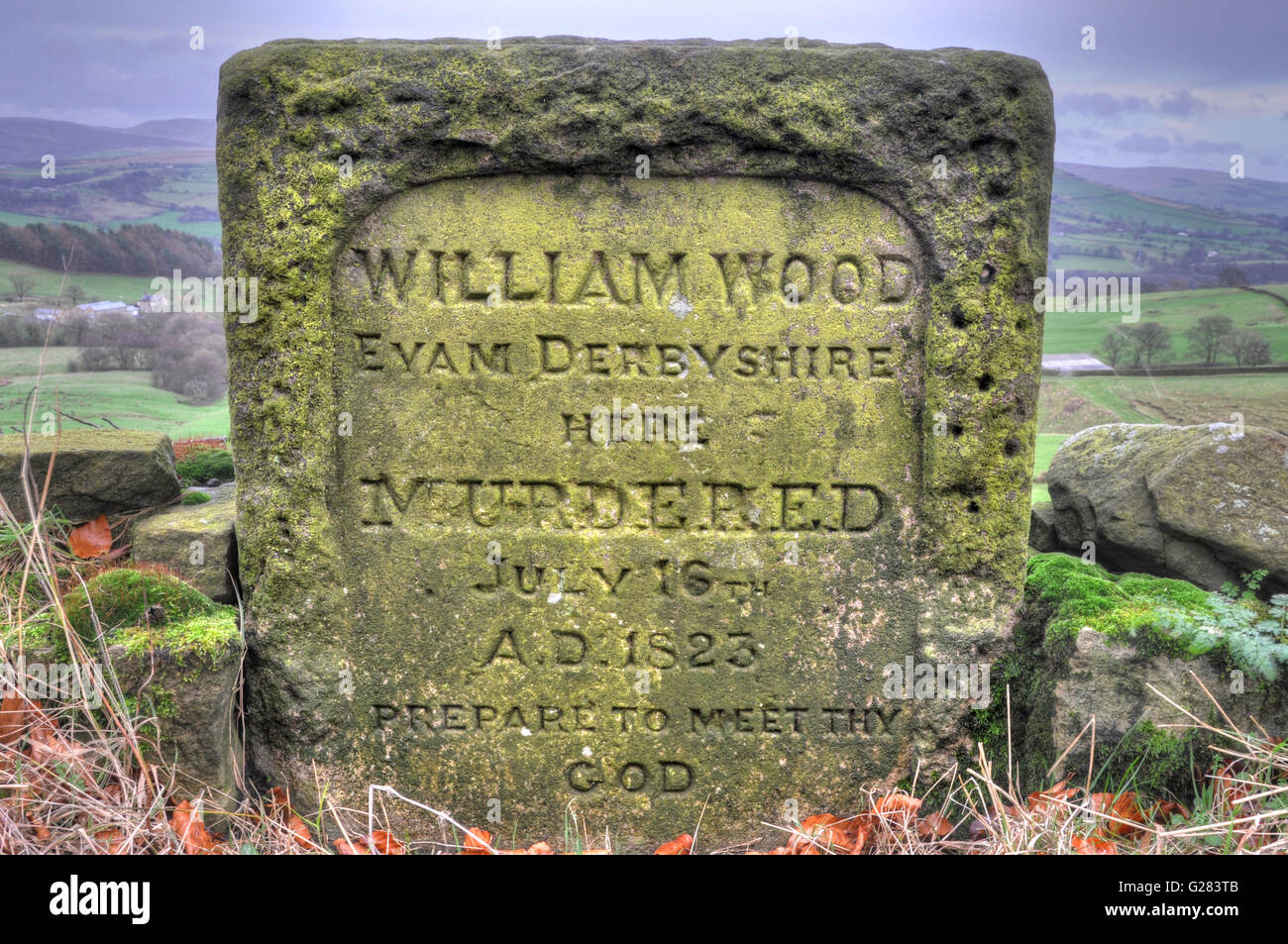 Omicidio stradale pietra, vicino a Disley, vicino Manchester, UK. Per commemorare l'assassinio di William legno su strada nel 1823 dai ladri Foto Stock