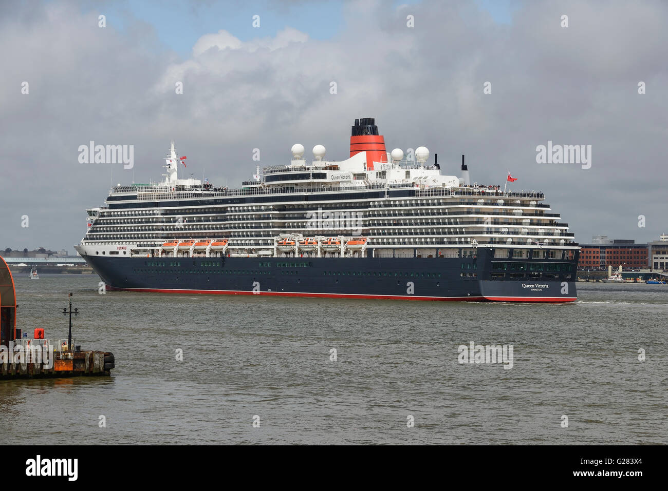 Cunard Queen Victoria sul fiume Mersey in Liverpool Foto Stock