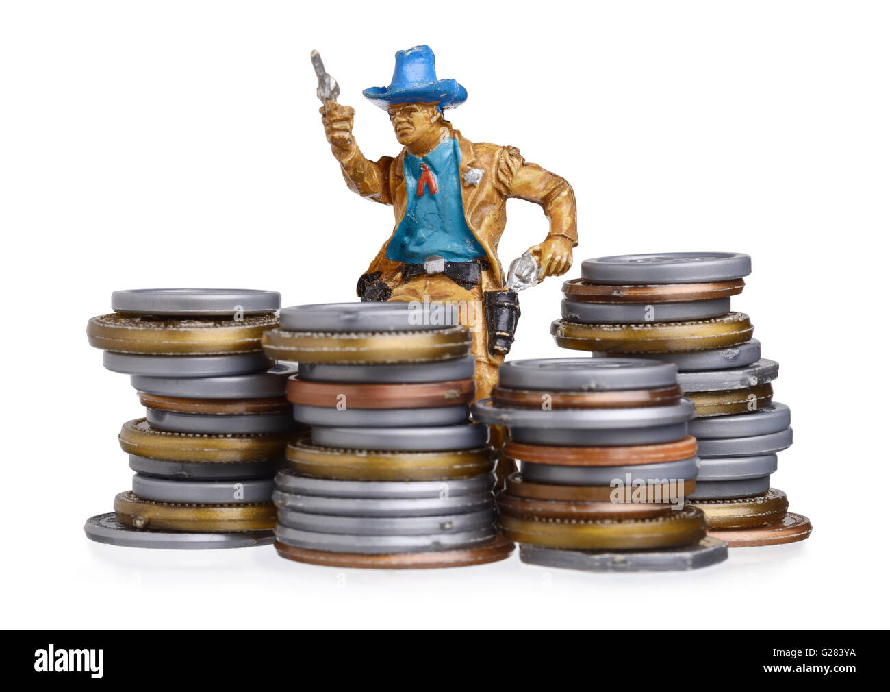 Giocattolo cowboy in plastica per difendere una pila di monete in plastica Foto Stock