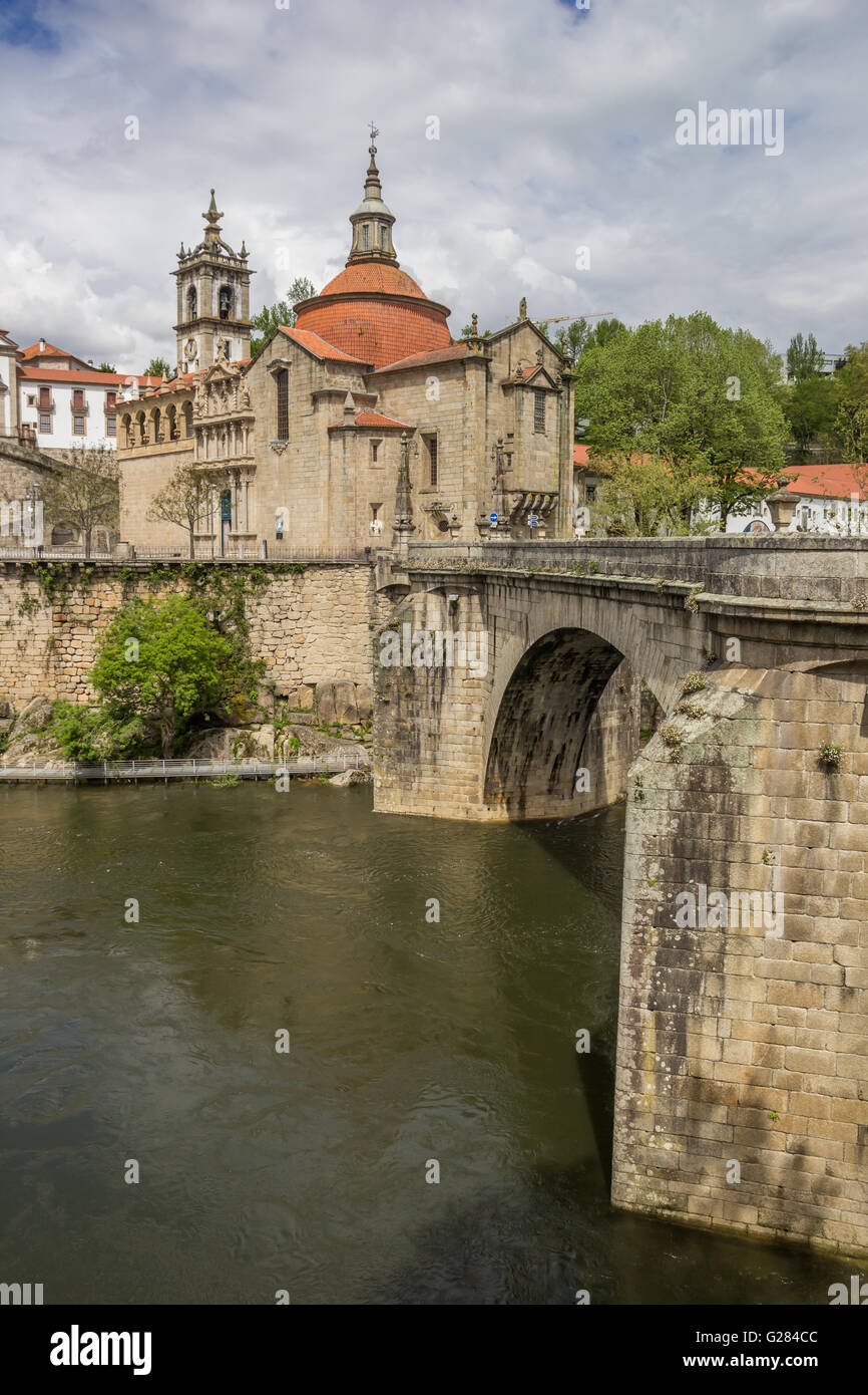 Ponte romano che conduce alla città storica di Amarante, Portogallo Foto Stock