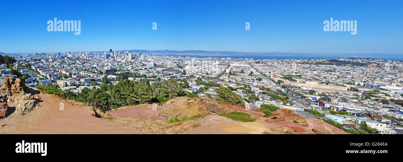 San Francisco: vista panoramica sullo skyline della città dalla collina di altezze di Corona Park, parco del Castro e Corona Heights quartieri Foto Stock