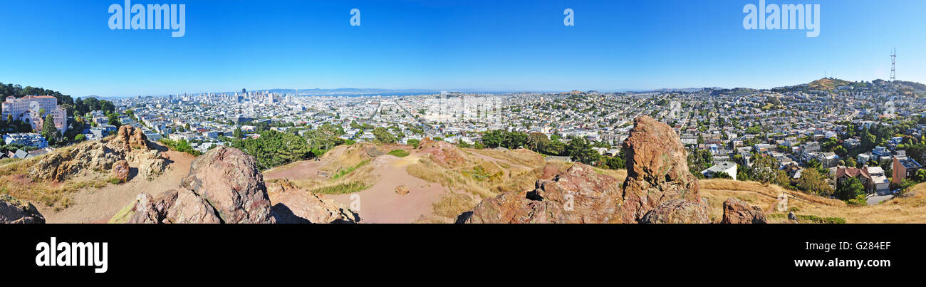 San Francisco: vista panoramica sullo skyline della città dalla collina di altezze di Corona Park, parco del Castro e Corona Heights quartieri Foto Stock