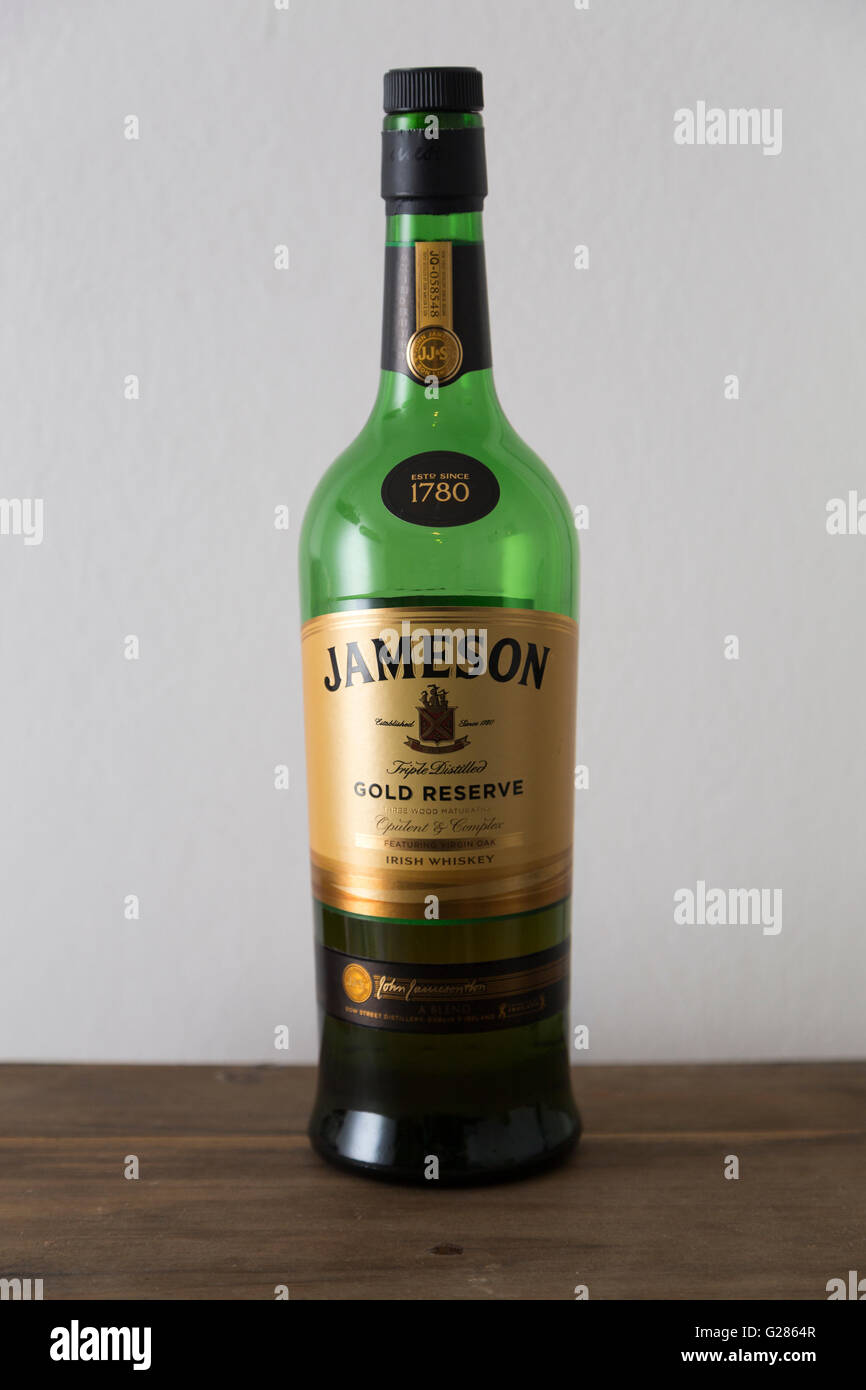Bottiglia di Jameson Whiskey su un tavolo Foto Stock