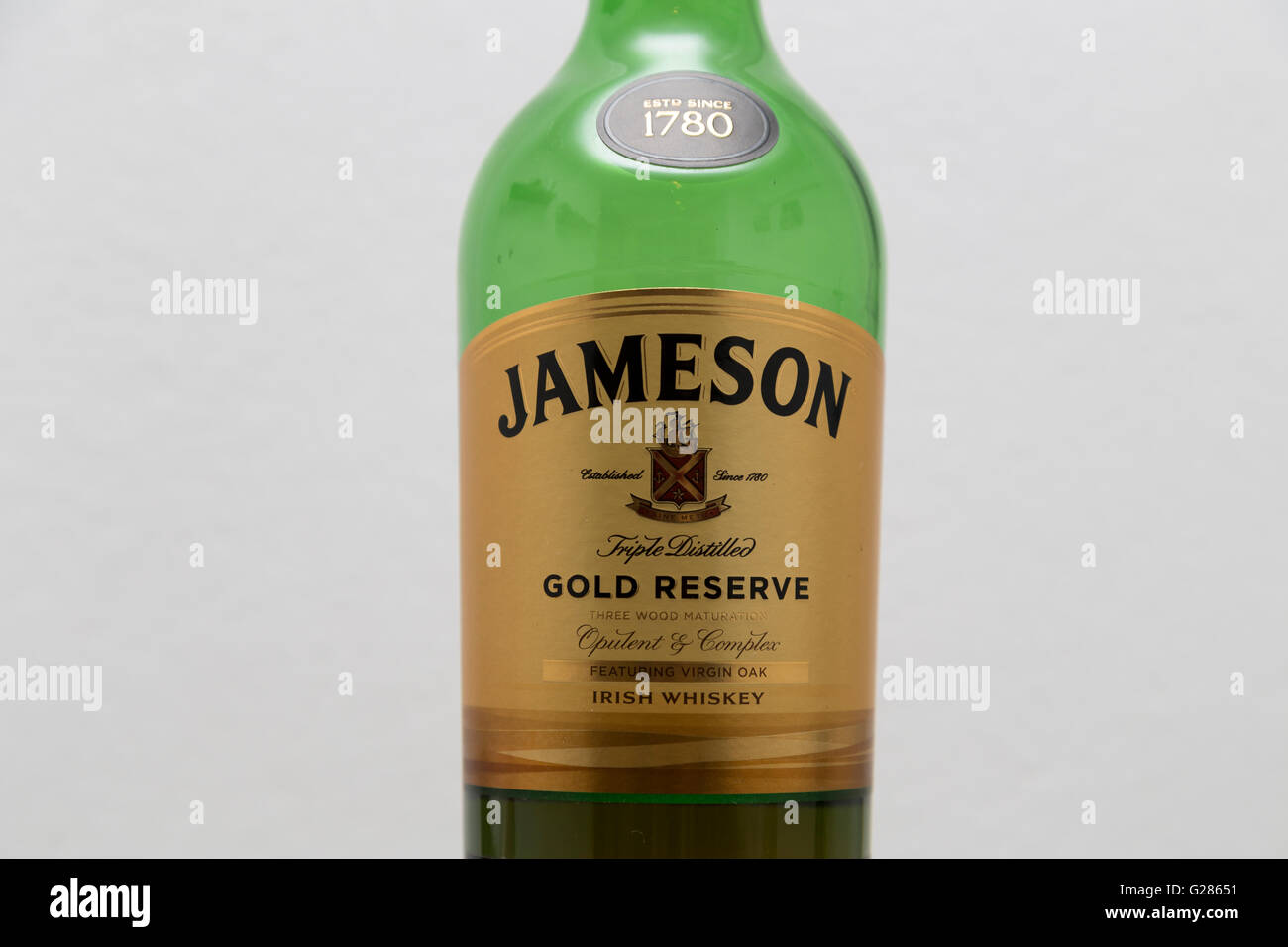Bottiglia di Jameson Whiskey su sfondo bianco Foto Stock