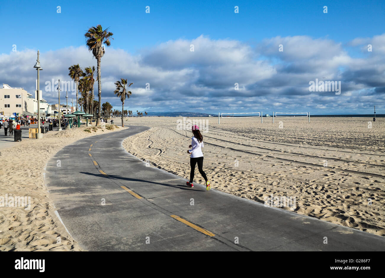 Jogging sulla pista ciclabile in Venice, California Foto Stock
