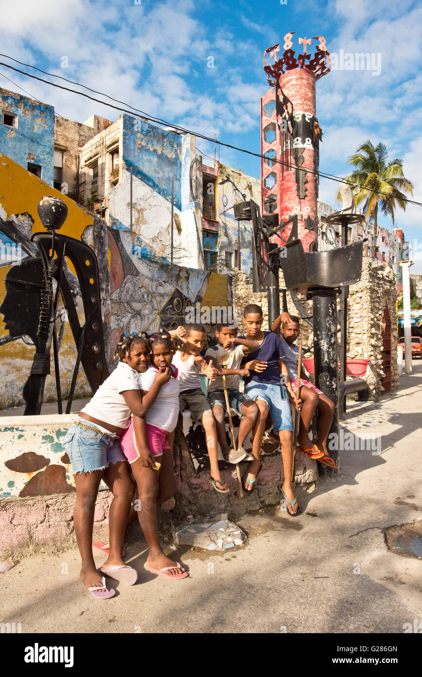 Un gruppo di giovani i bambini cubani che vivono in ed intorno a Hamel's Alley in Havana La Habana, Cuba rappresenta per la fotocamera. Foto Stock