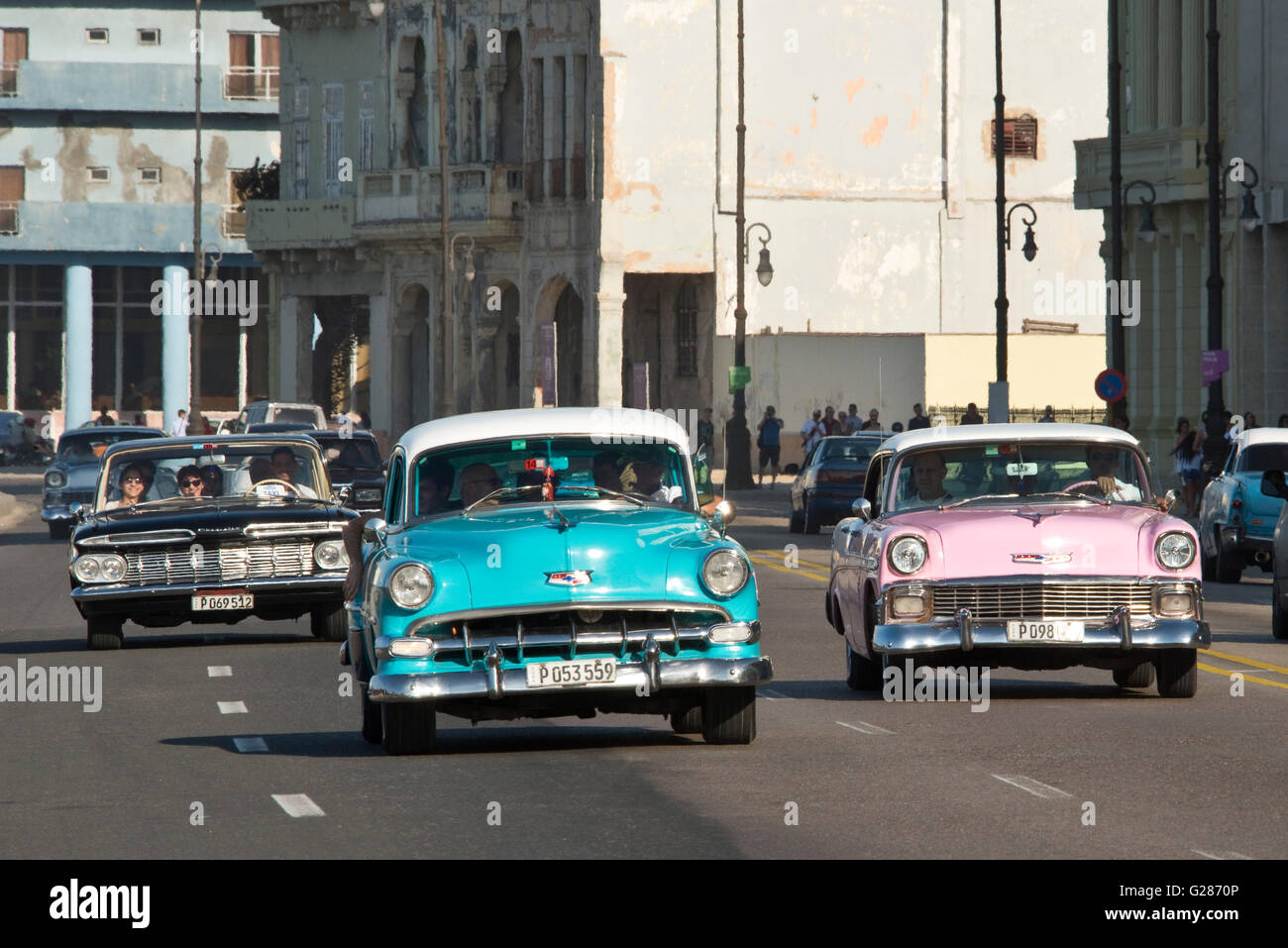 (L a R) 1959 Chevrolet Impala, 1952 Chevrolet Bel Air e un 1956 Chevrolet Bel Air lungo il Malecón a l'Avana. Foto Stock