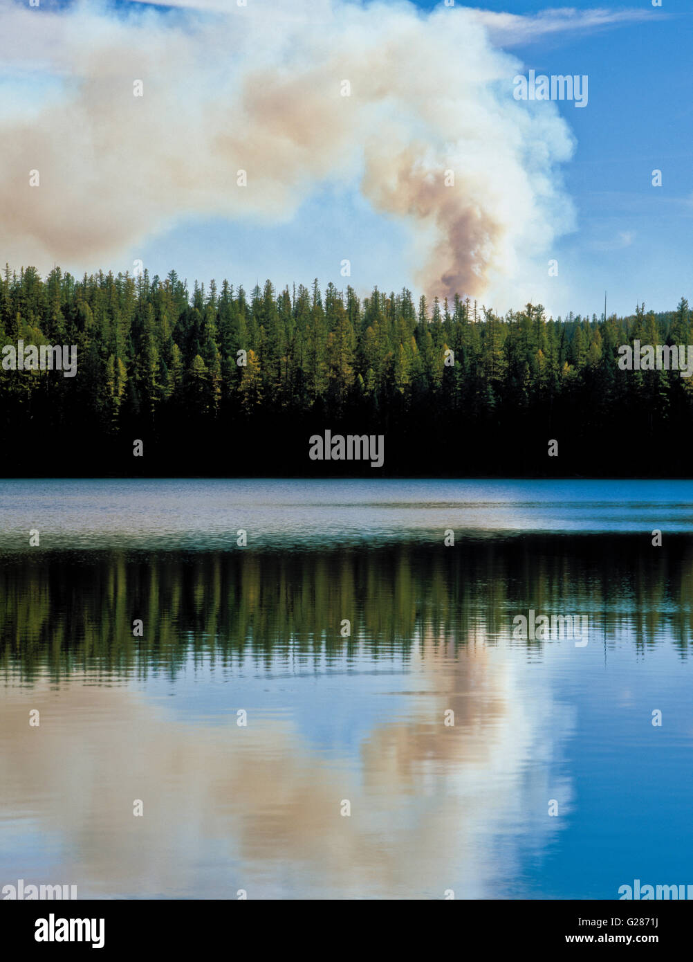 fumo da una combustione controllata sopra il lago olanda vicino a condon, montana Foto Stock