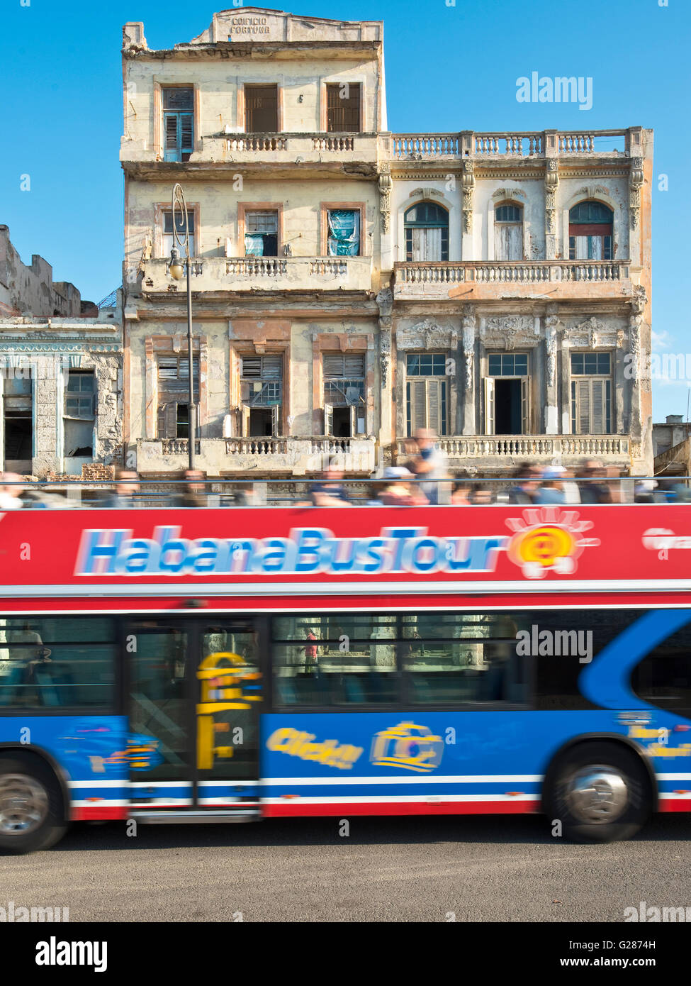 Un Havana tour bus viaggiano lungo il Malecón di La Habana La Habana, Cuba con una lenta velocità di otturazione per motion blur. Foto Stock