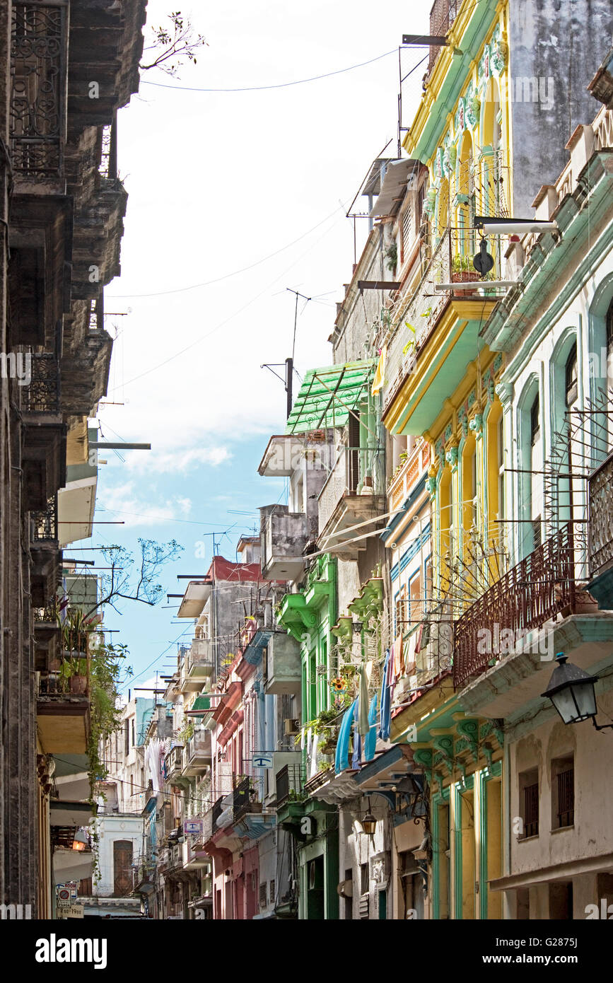 Un tipico colorato street view nella Città Vecchia di La Habana La Habana, Cuba. Foto Stock