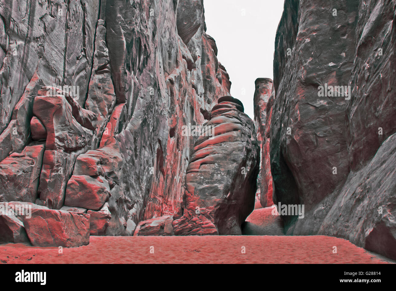 Moab Arches National Park nello Utah. Sentiero stretto con sabbia e rocce illuminato con concetto mitologico di magiche pietre. Foto Stock