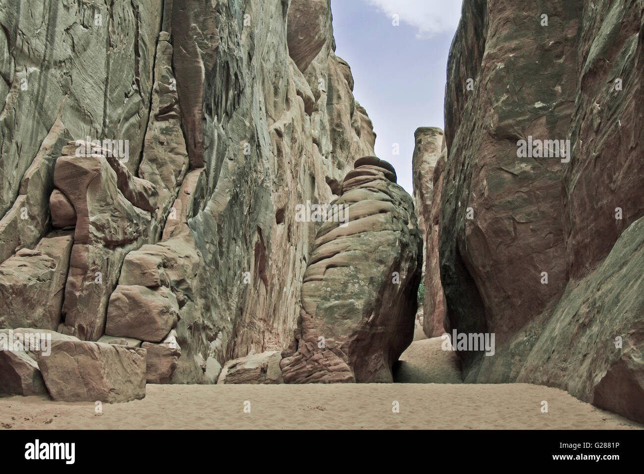 Moab Arches National Park , rocce e stretto sentiero di sabbia. Foto Stock