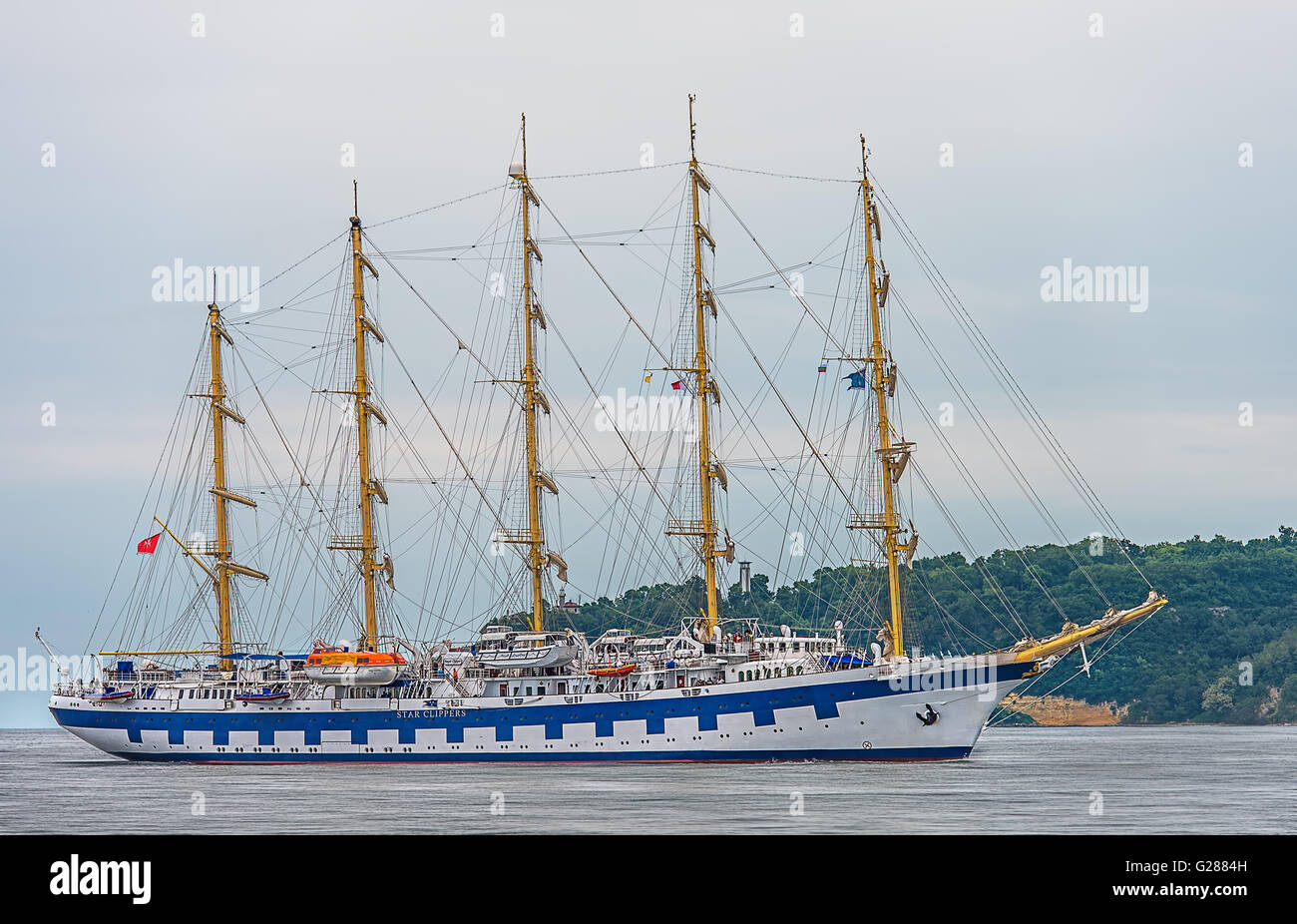 Varna, Bulgaria, 22 maggio, 2016. Cinque-masted Royal Clippers nave a vela di proprietà di Star Clippers - manovre di attracco al p Foto Stock
