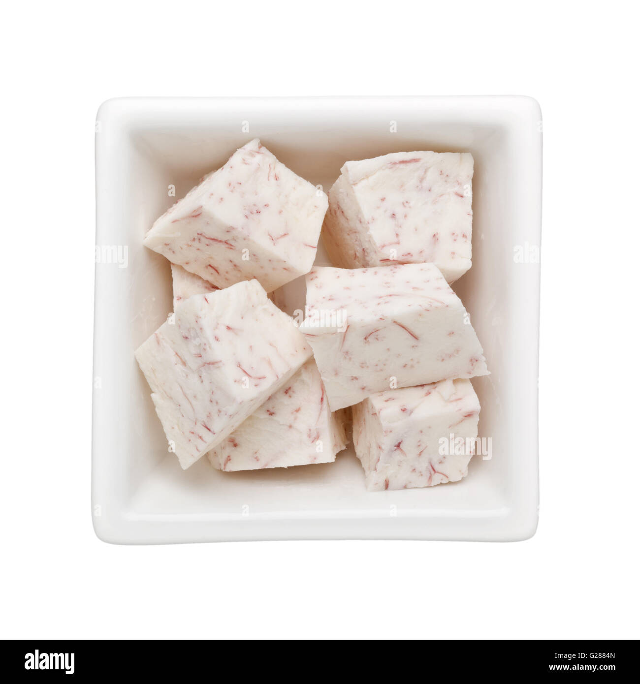 Pezzi di filato in un recipiente quadrato isolato su sfondo bianco Foto Stock