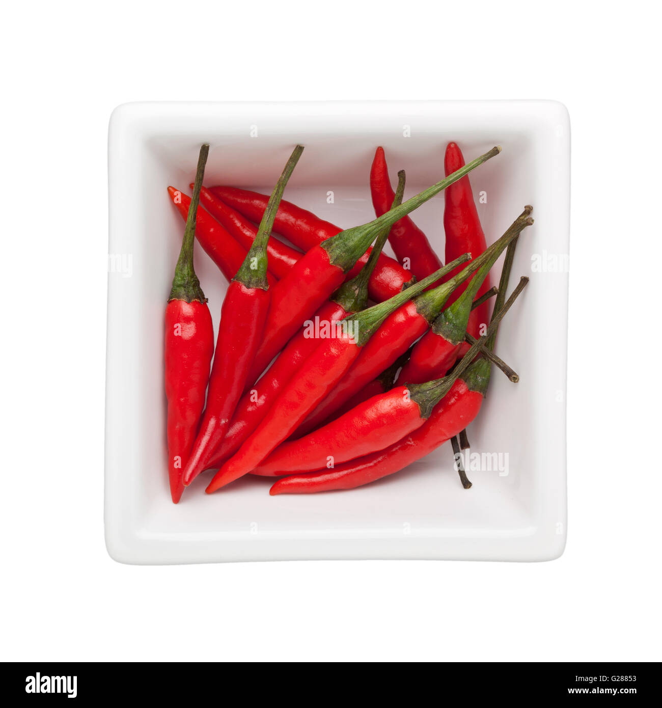 Peperoncini tailandesi in un recipiente quadrato isolato su sfondo bianco Foto Stock
