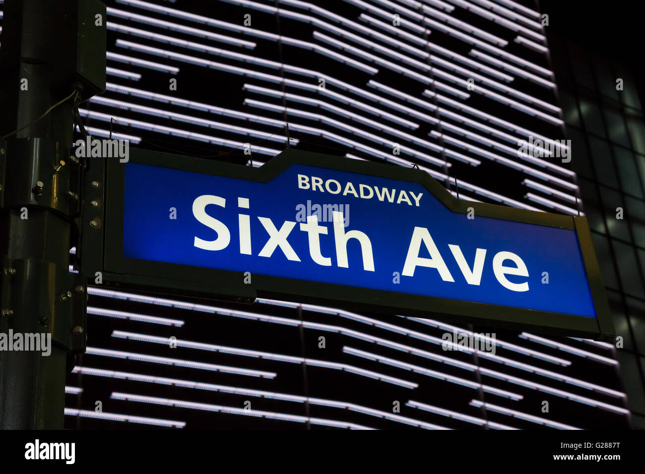 Illuminata Sesta Avenue strada segno nella città di New York, Stati Uniti d'America Foto Stock