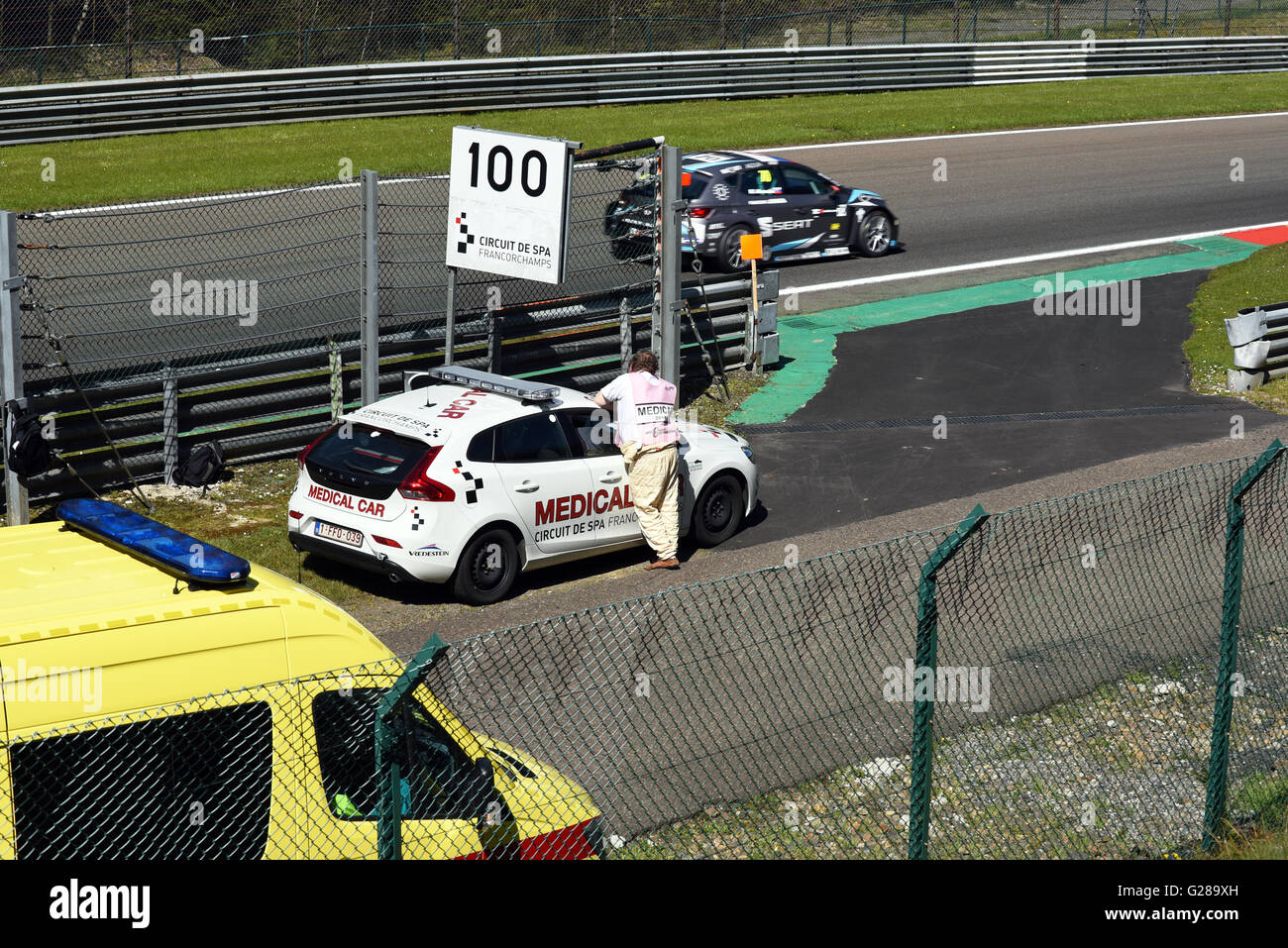 Medical car pronto a intervenire in caso di un incidente sul circuito di Spa Francorchamps. Foto Stock