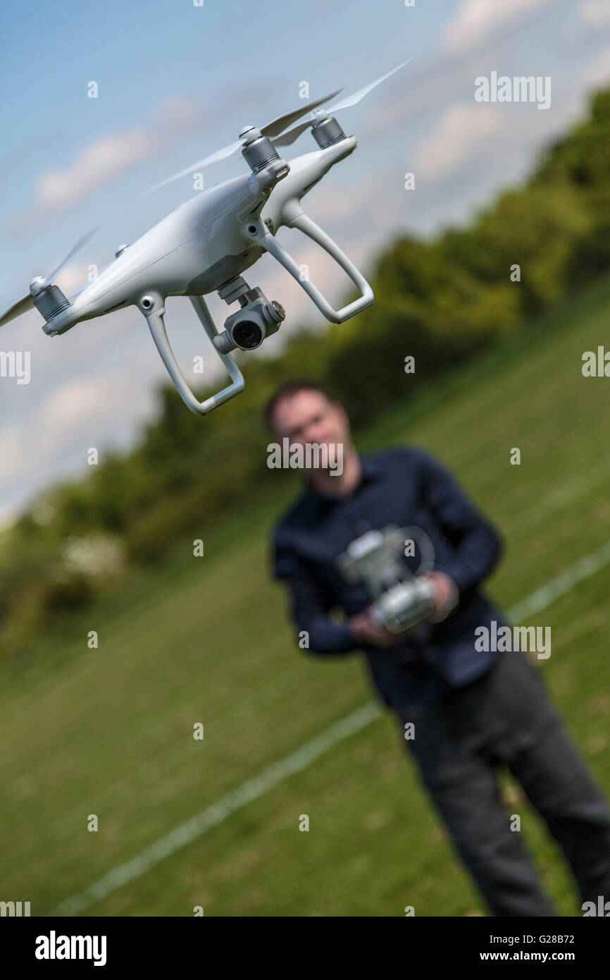Chiudere l immagine di un uomo volare un drone ricreative / quadcopter NEL REGNO UNITO Foto Stock