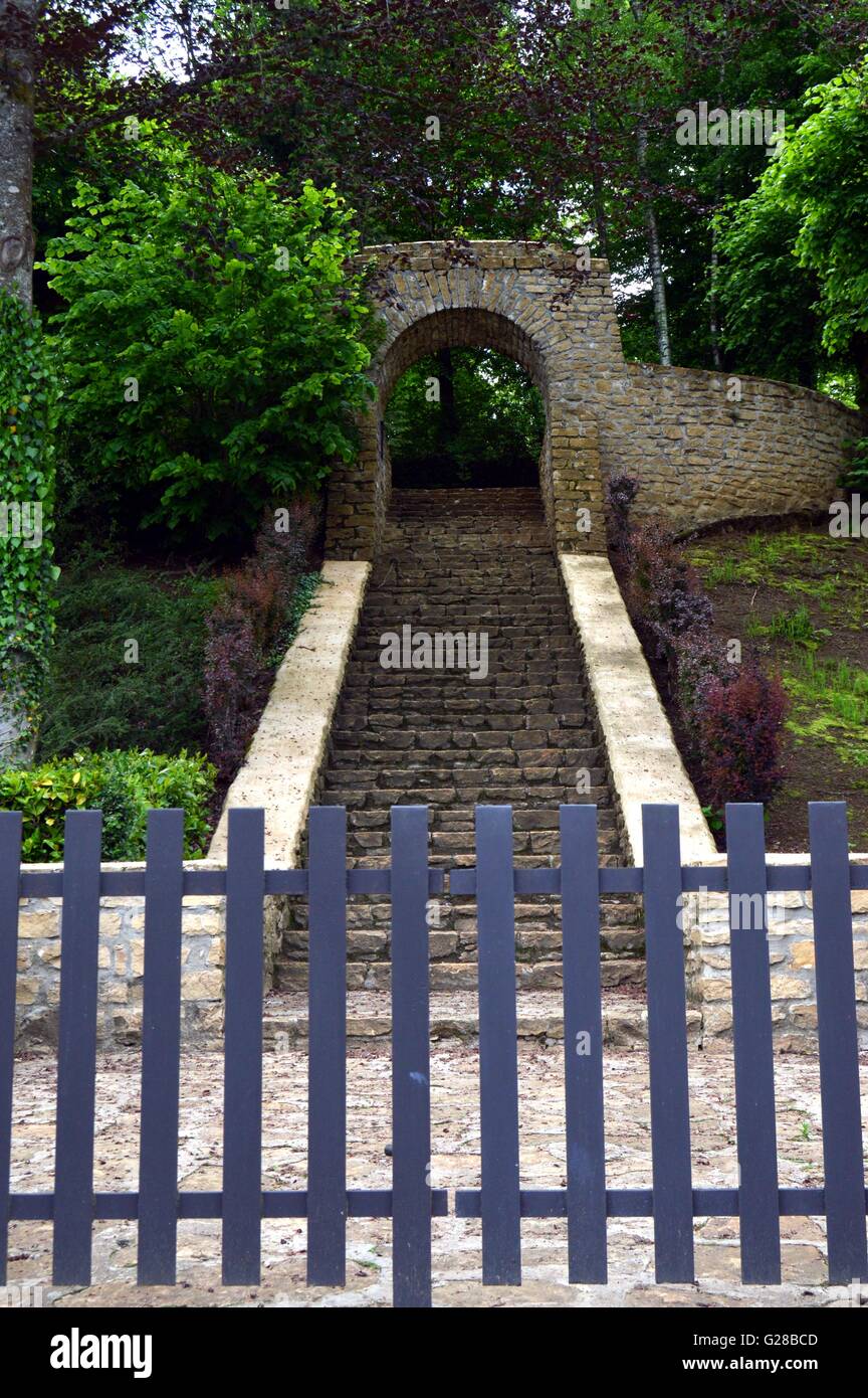 Ingresso di un cimitero militare della natura con una scalinata in pietra che sorge. Foto Stock