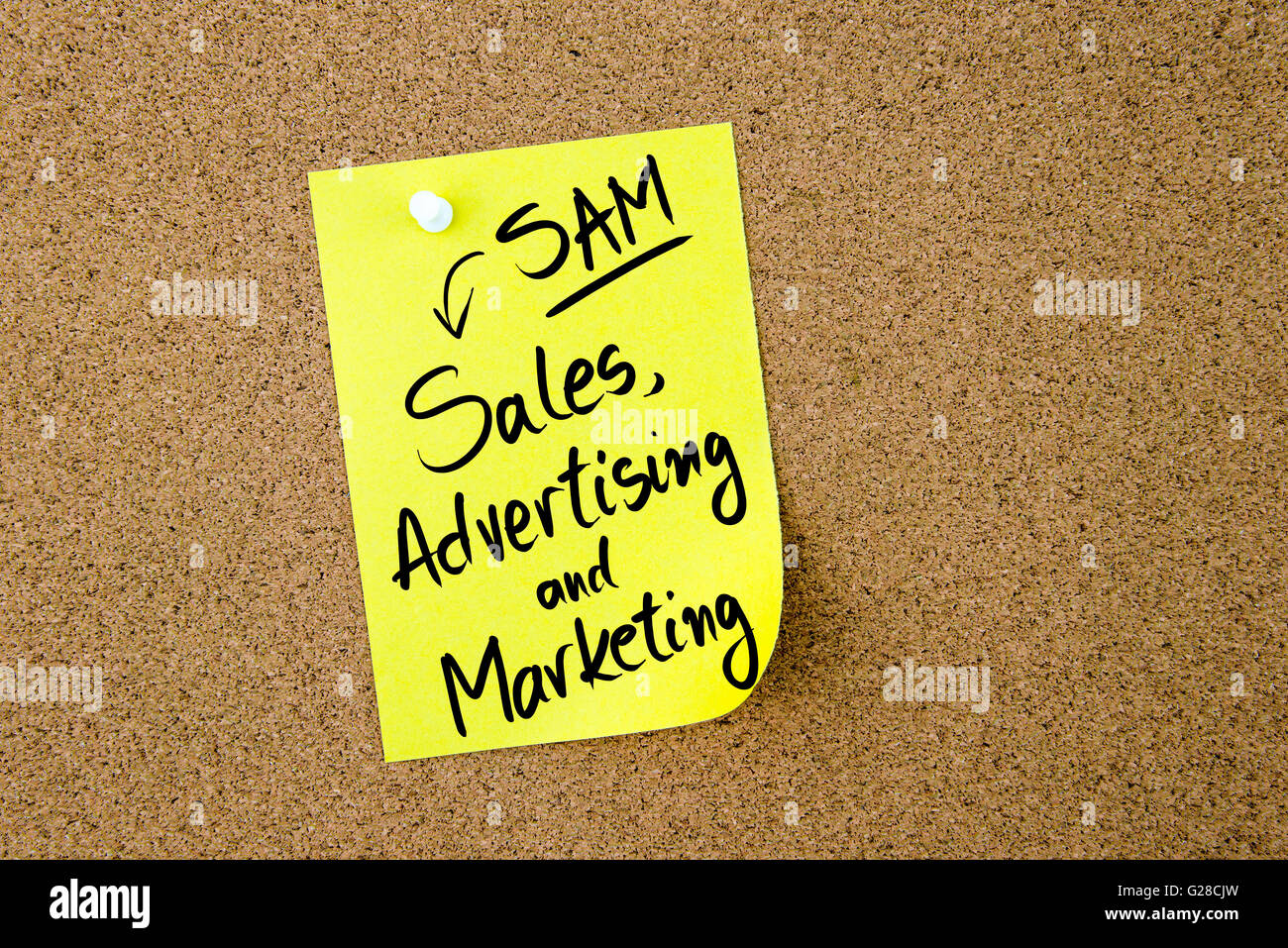 Acronimo di Business SAM vendite, la pubblicità e il Marketing scritto su carta gialla nota appuntata sulla bacheca di sughero con la puntina bianca, copia dello spazio disponibile Foto Stock