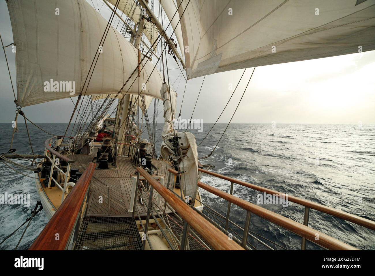 L'Addestramento alla vela di nave tenace a pieno la vela tra Gran Canaria e Madera, a tall ship di proprietà di giubileo barca a vela Trust. Foto Stock