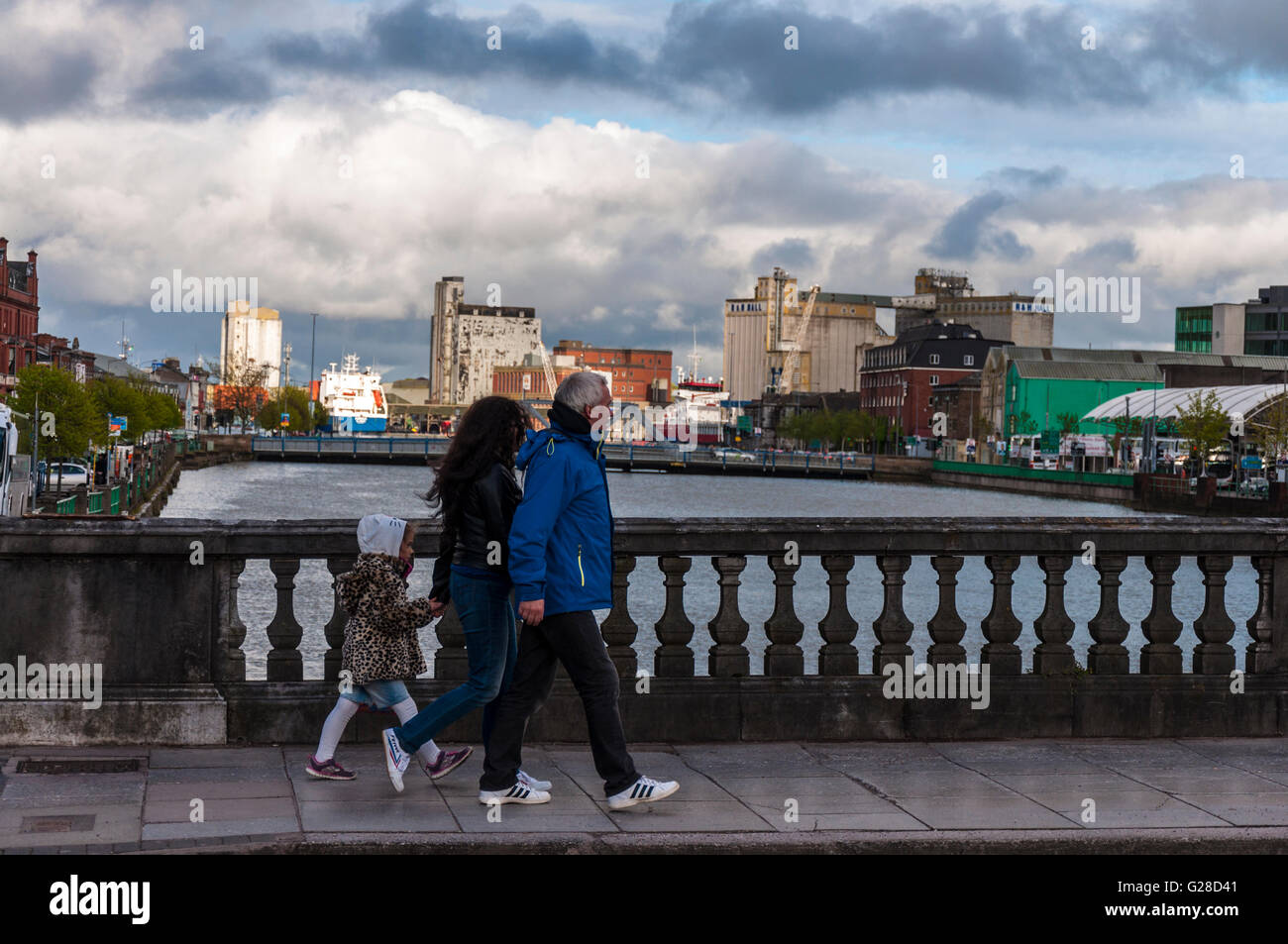 Una famiglia attraversare Ponte sul fiume e la città di Cork, nella contea di Cork, Irlanda Foto Stock