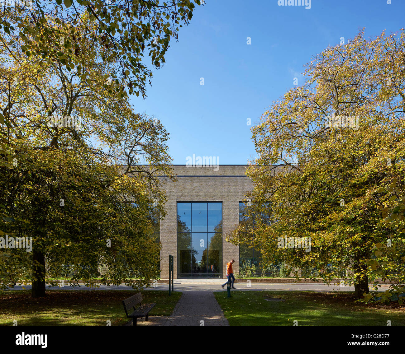 Vista attraverso gli alberi. Il Fienile, Sutton Bonington Campus, Nottingham, Regno Unito. Architetto: Rendere Ltd, 2015. Foto Stock