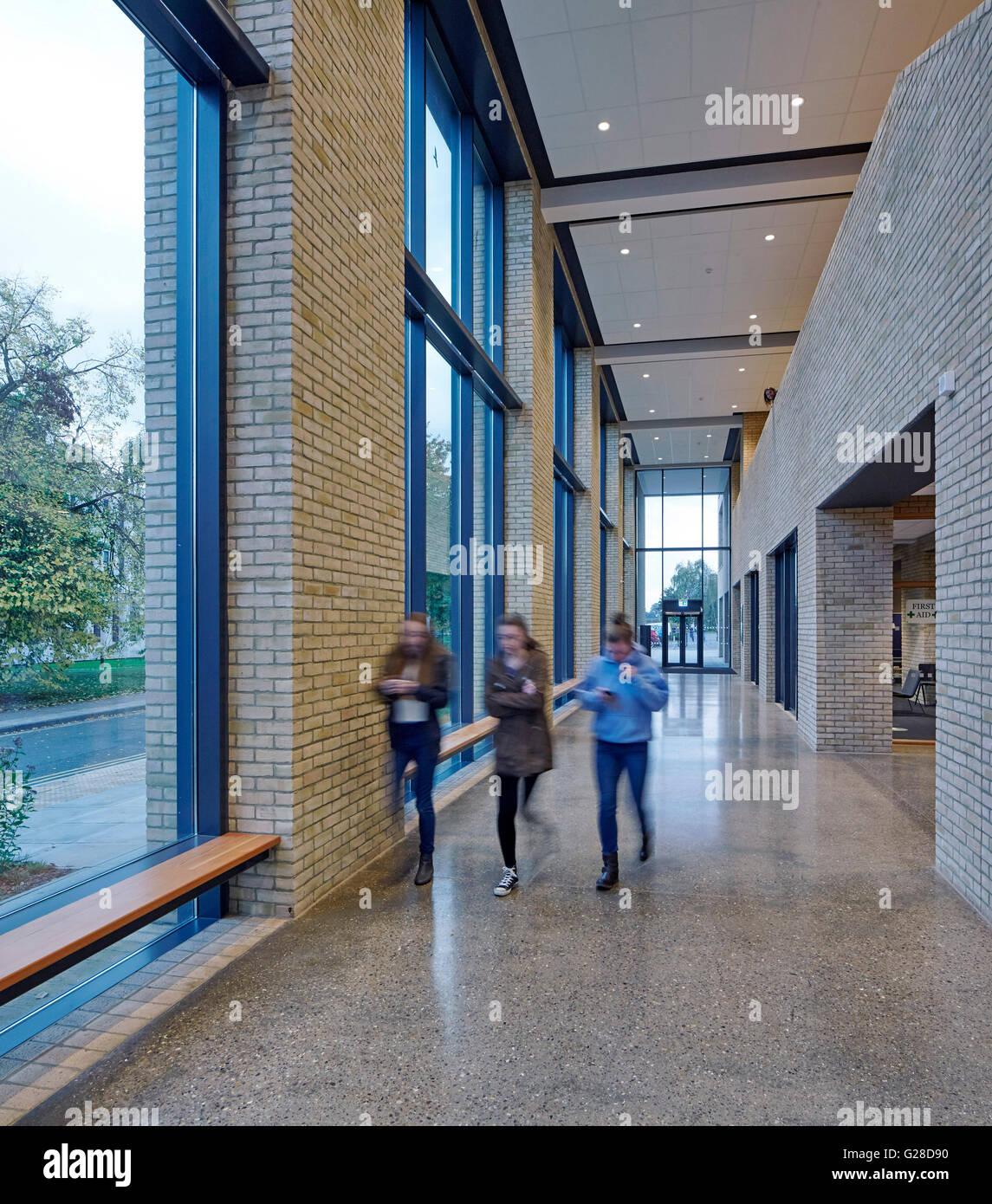 Circolazione interna spazio con gli studenti. Il Fienile, Sutton Bonington Campus, Nottingham, Regno Unito. Architetto: Rendere Ltd, 2015. Foto Stock