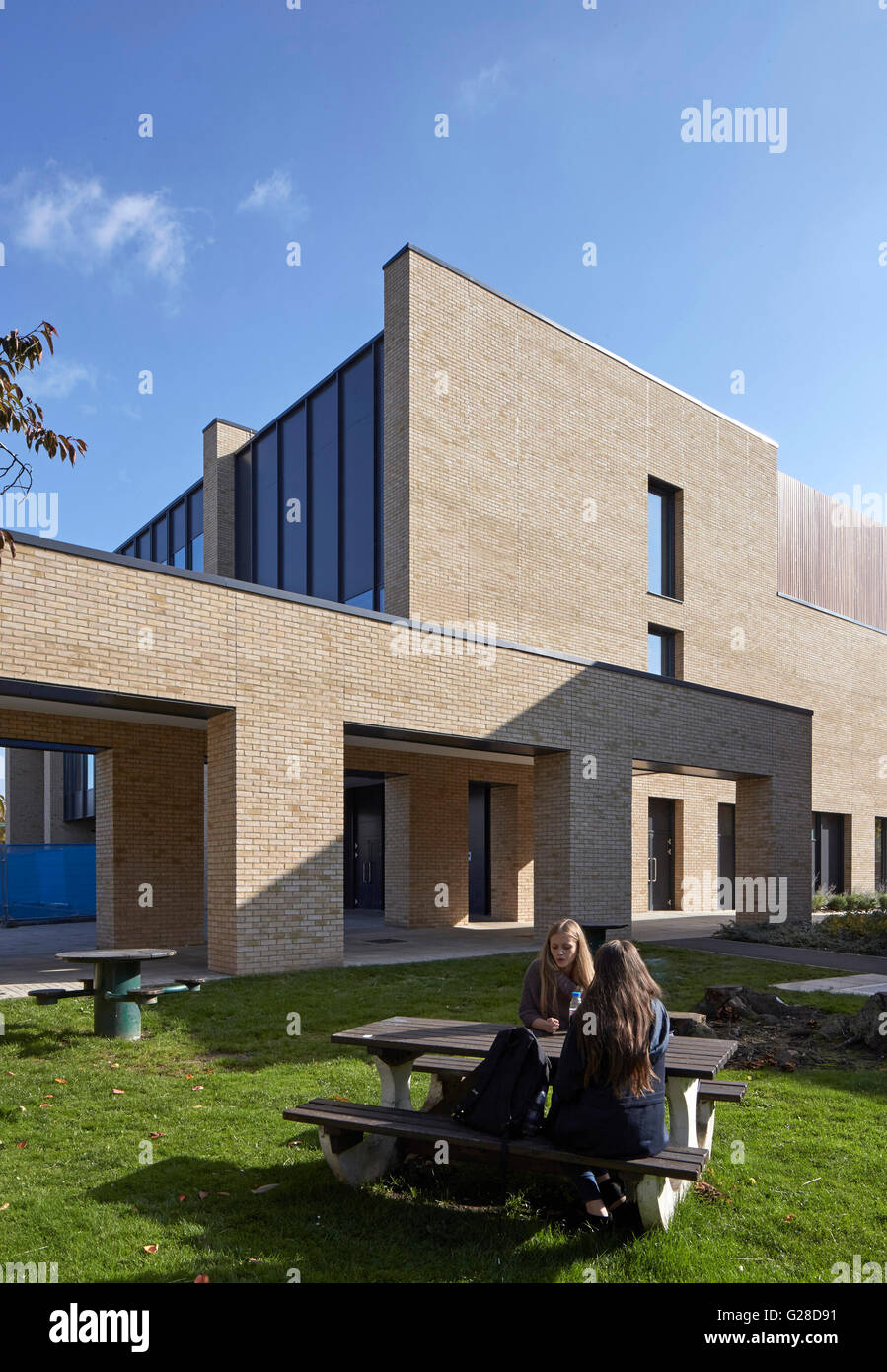 Nel complesso vista posteriore con studenti prendendo break. Il Fienile, Sutton Bonington Campus, Nottingham, Regno Unito. Architetto: Rendere Ltd, 2015. Foto Stock