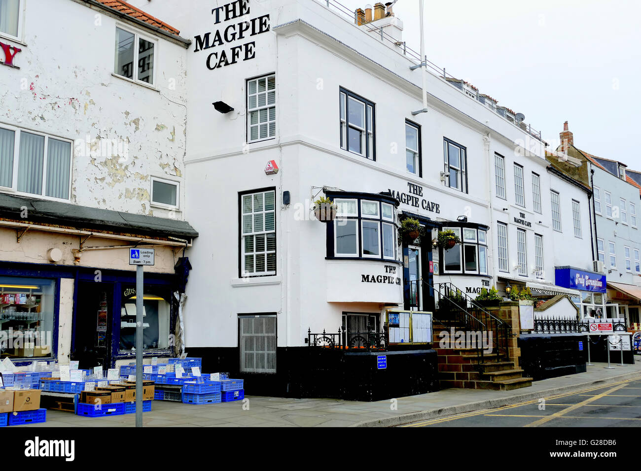 Whitby, North Yorkshire, Regno Unito. La Gazza ristorante ha detto a servire il miglior pesce nel paese ed è molto popolare tra la gente del posto. Foto Stock