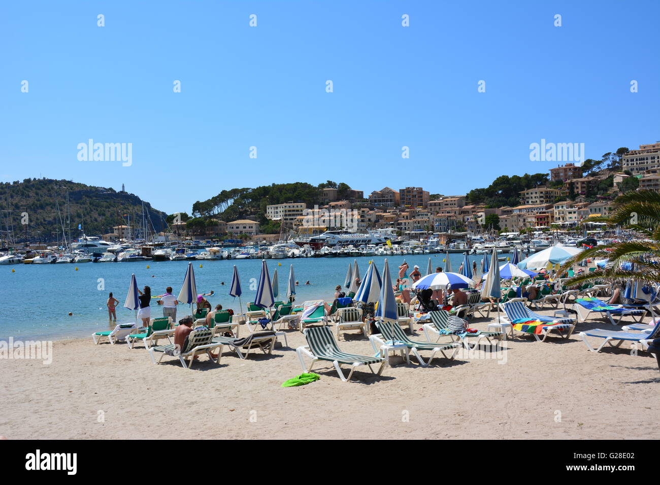 La spiaggia di Port de Soller, Spagna, dove molte persone sono di crogiolarvi al sole Foto Stock