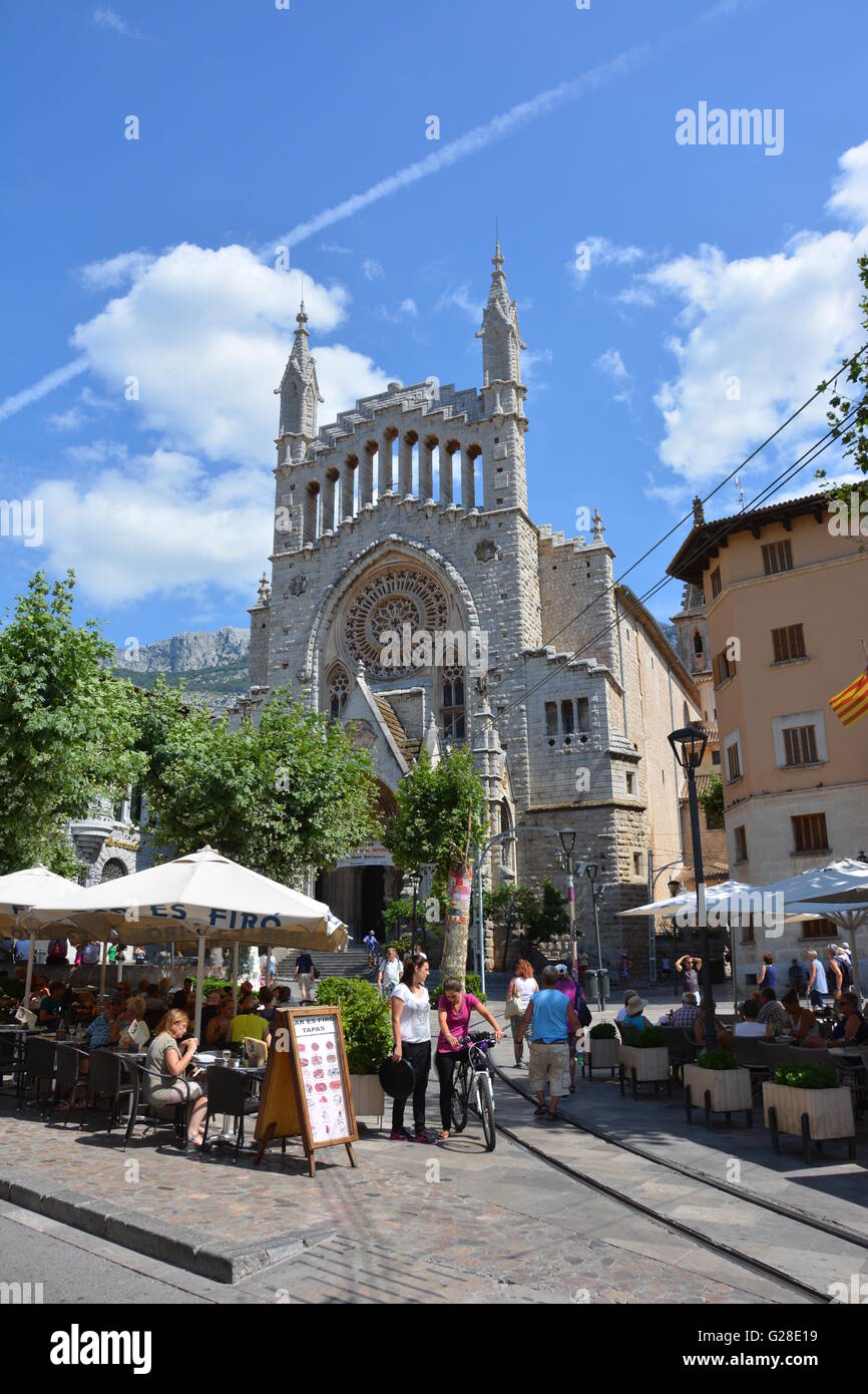 Chiesa di Soller con la piazza principale e molte persone. Foto Stock