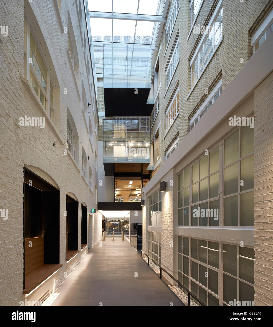 Strada interna di collegamento i volumi di costruzione al crepuscolo. Guarire, Torrington Place, Londra, Regno Unito. Architetto: John McAslan & Partners, 2014. Foto Stock