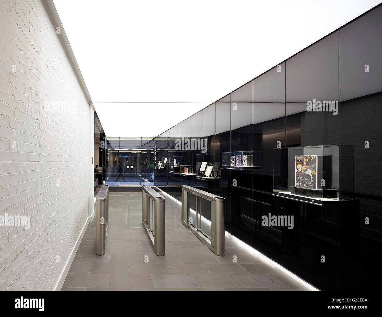 Ingresso corridoio con il bianco muro di mattoni e black polished carenatura. Guarire, Torrington Place, Londra, Regno Unito. Architetto: John McAslan & Partners, 2014. Foto Stock
