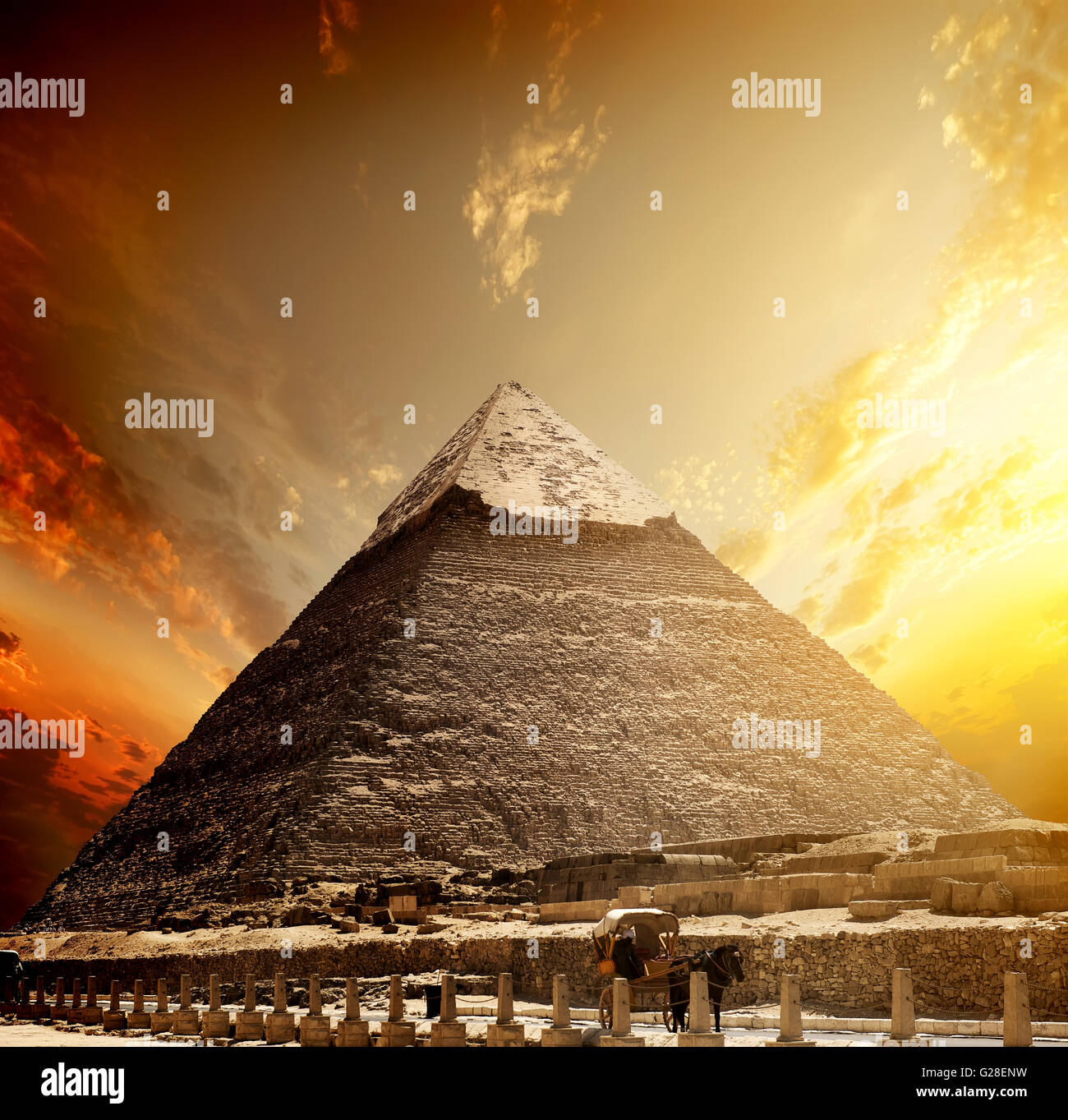 Tramonto e la piramide di Khafre vicino road Foto Stock