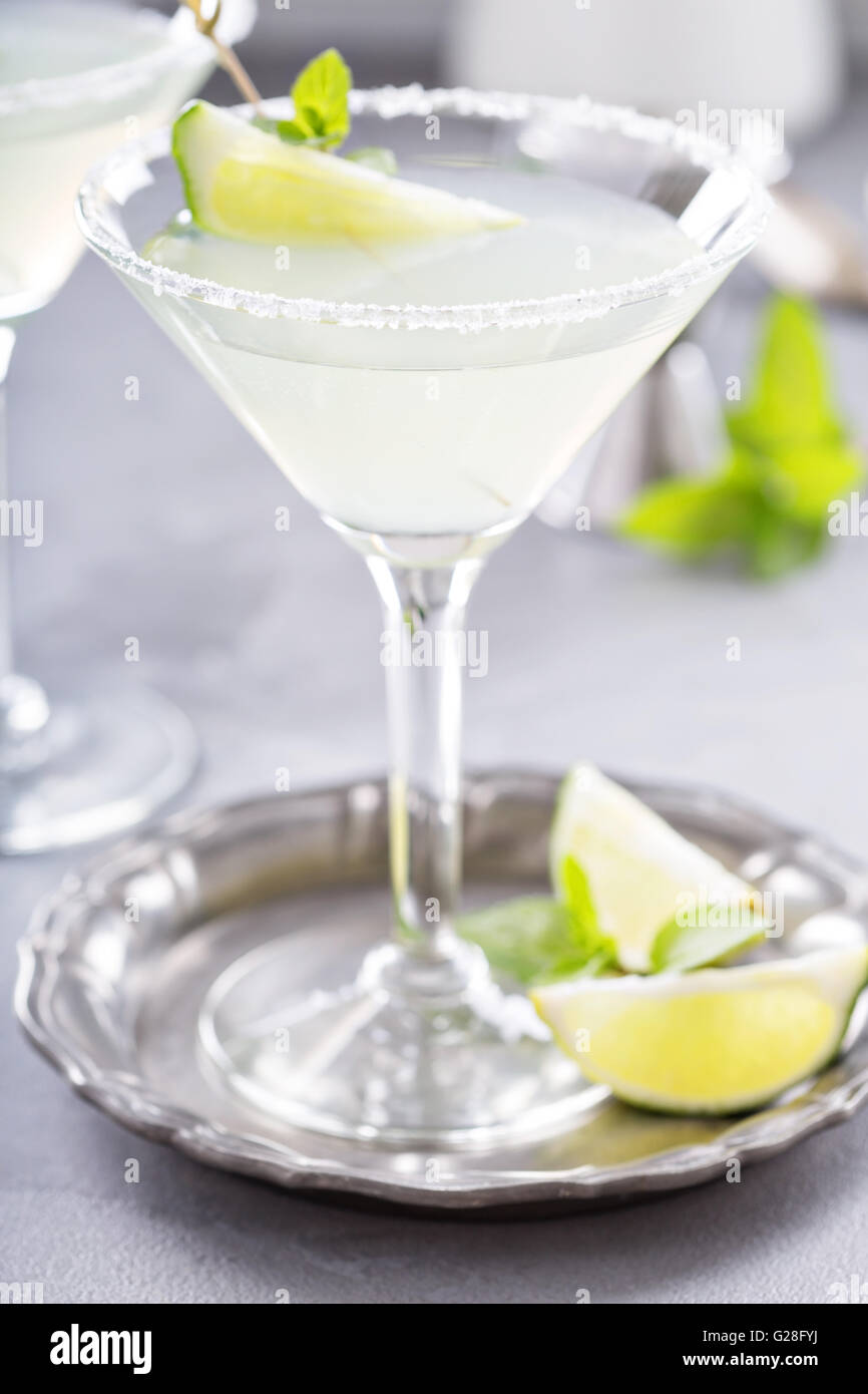 Limonade martini cocktail guarnito con calce Foto Stock