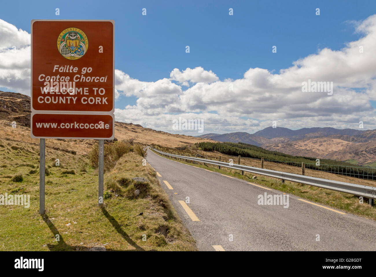 Bilingual cartello stradale per il pubblico in generale in inglese e in gaelico: Benvenuti nella Contea di Cork, Fáilte Go Contae Chorcaí, Irlanda. Foto Stock