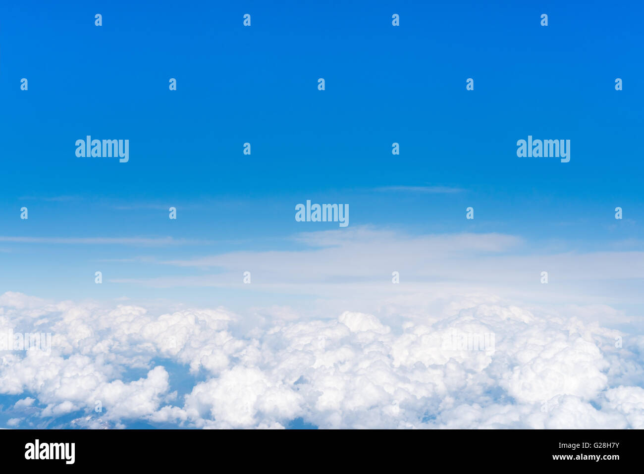 Cielo blu sopra bianchi e soffici, cloud cloudscape sfondo con spazio di copia Foto Stock